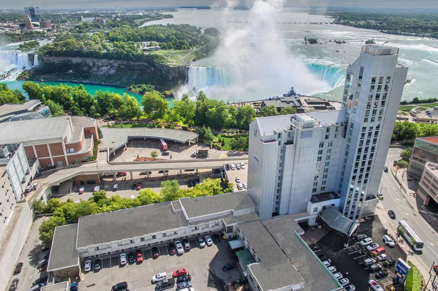 The Oakes Hotel Overlooking the Falls