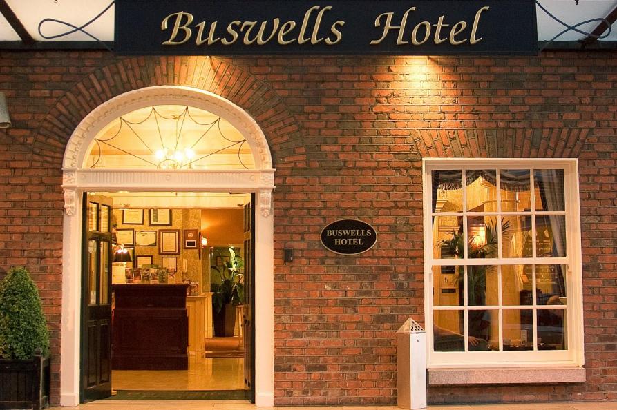 Buswells Hotel ingang