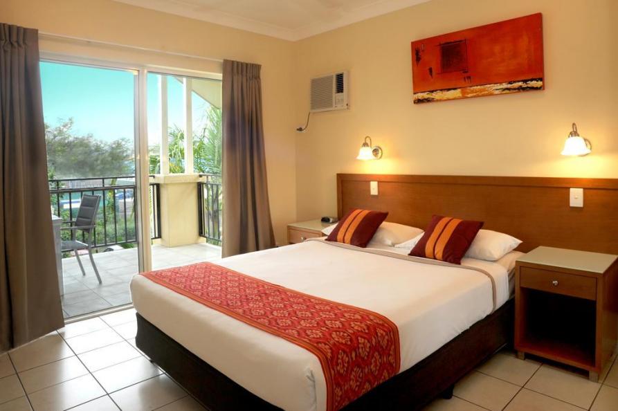 Bay Village Tropical Retreat 