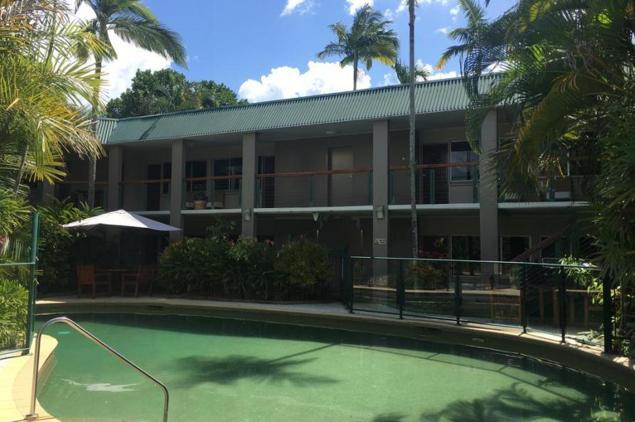 Bay Village Tropical Retreat 